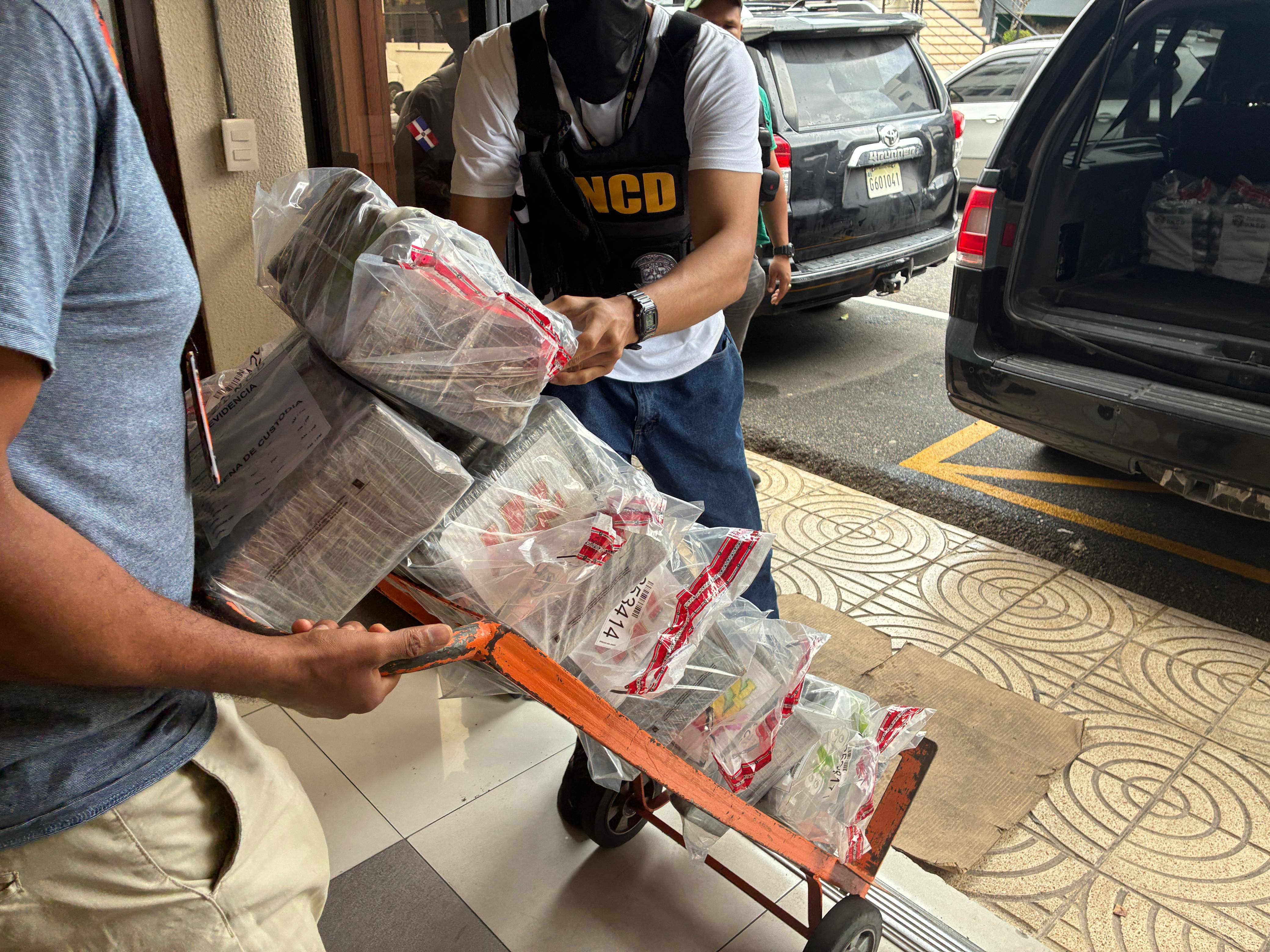 DNCD decomisa 120 paquetes de cocaína camuflada en equipos médicos en Puerto Caucedo