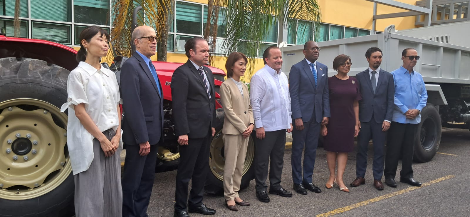 Japón dona un millón 200 mil dólares en equipos para combatir el sargazo en playas del país