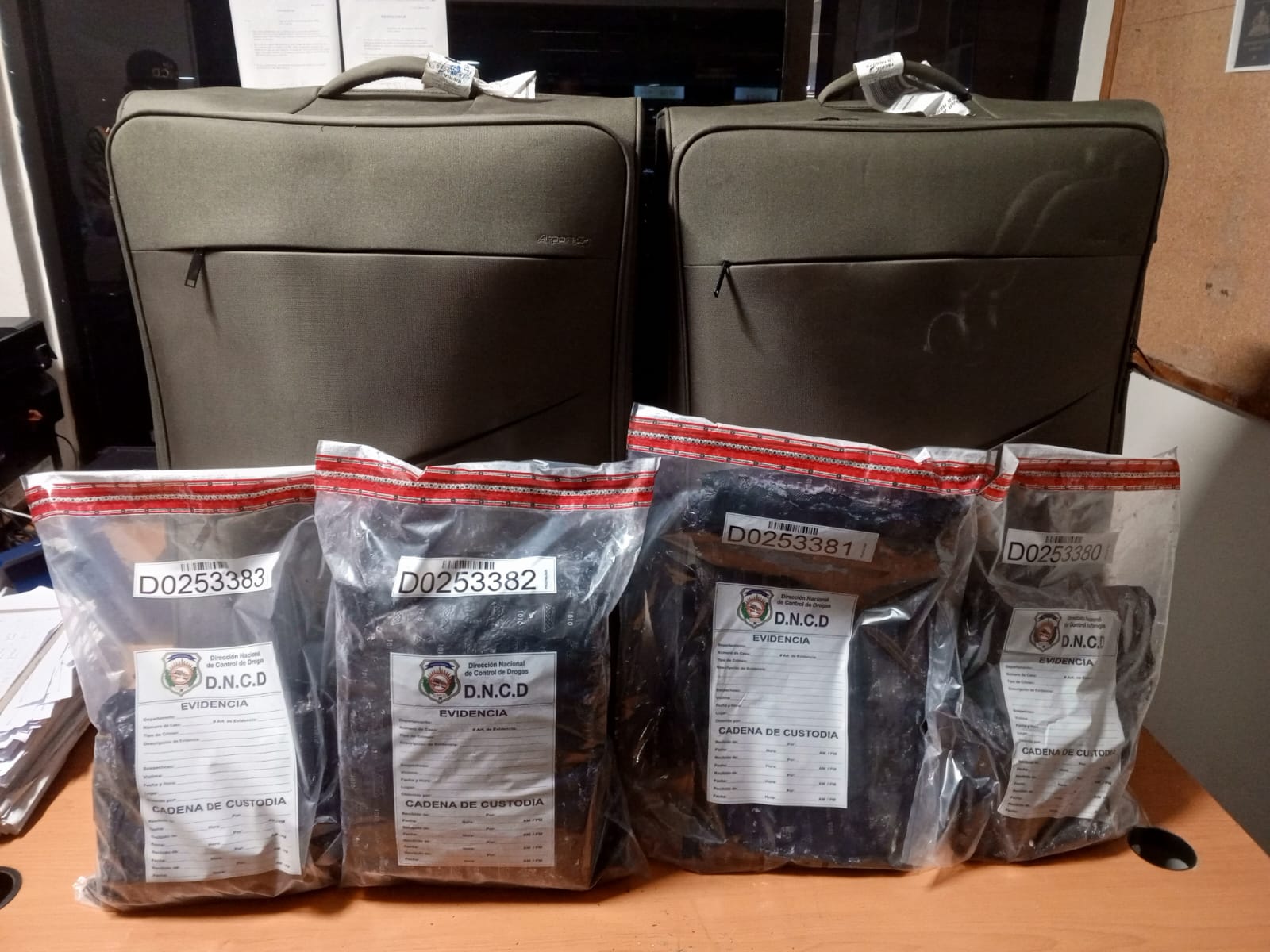 Impiden extranjera viaje con presunta cocaína oculta en doble fondo de su equipaje