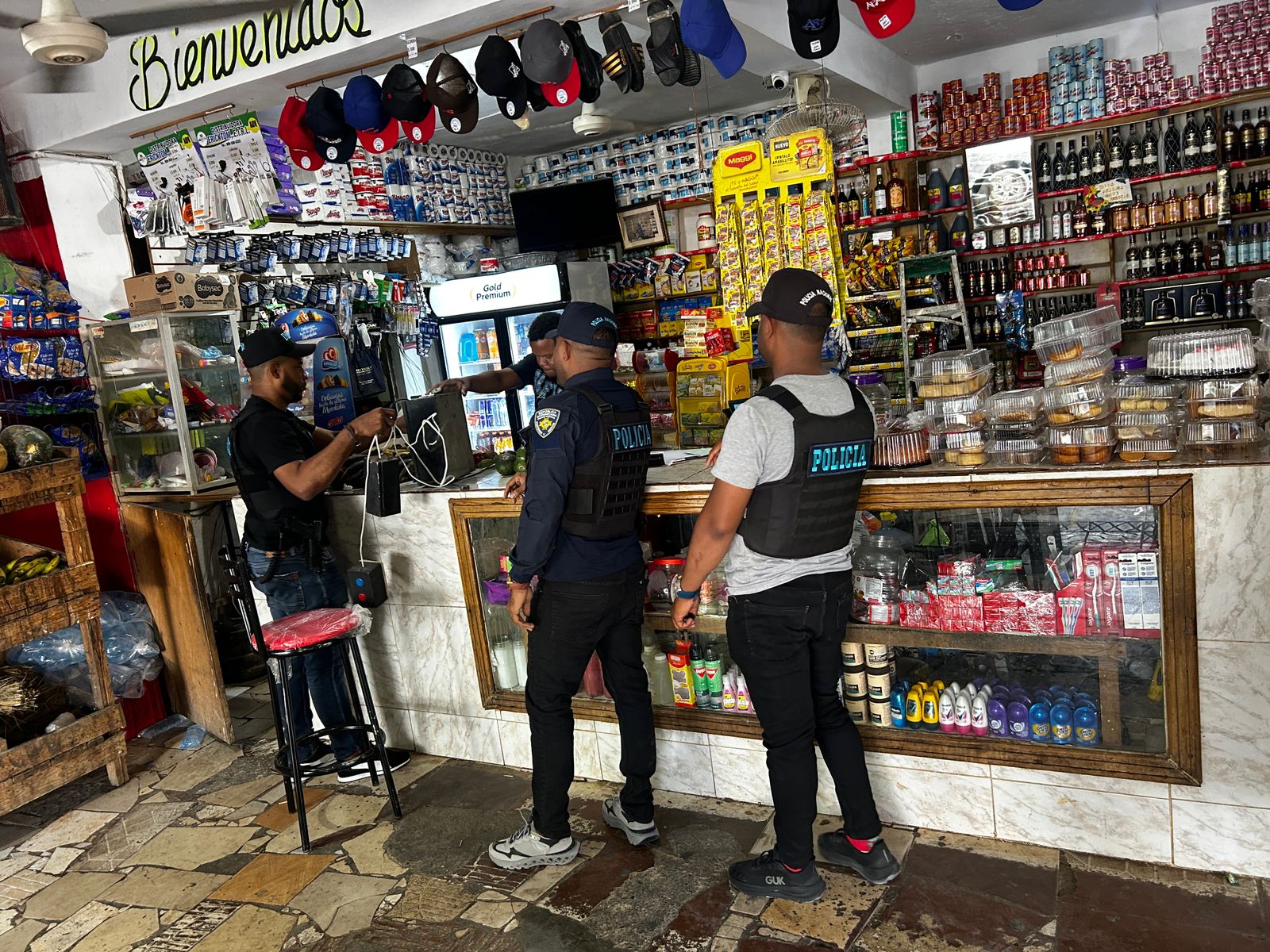 Apresan a siete personas, ocupan armas, drogas y máquinas ilegales durante  operativos en varias provincias