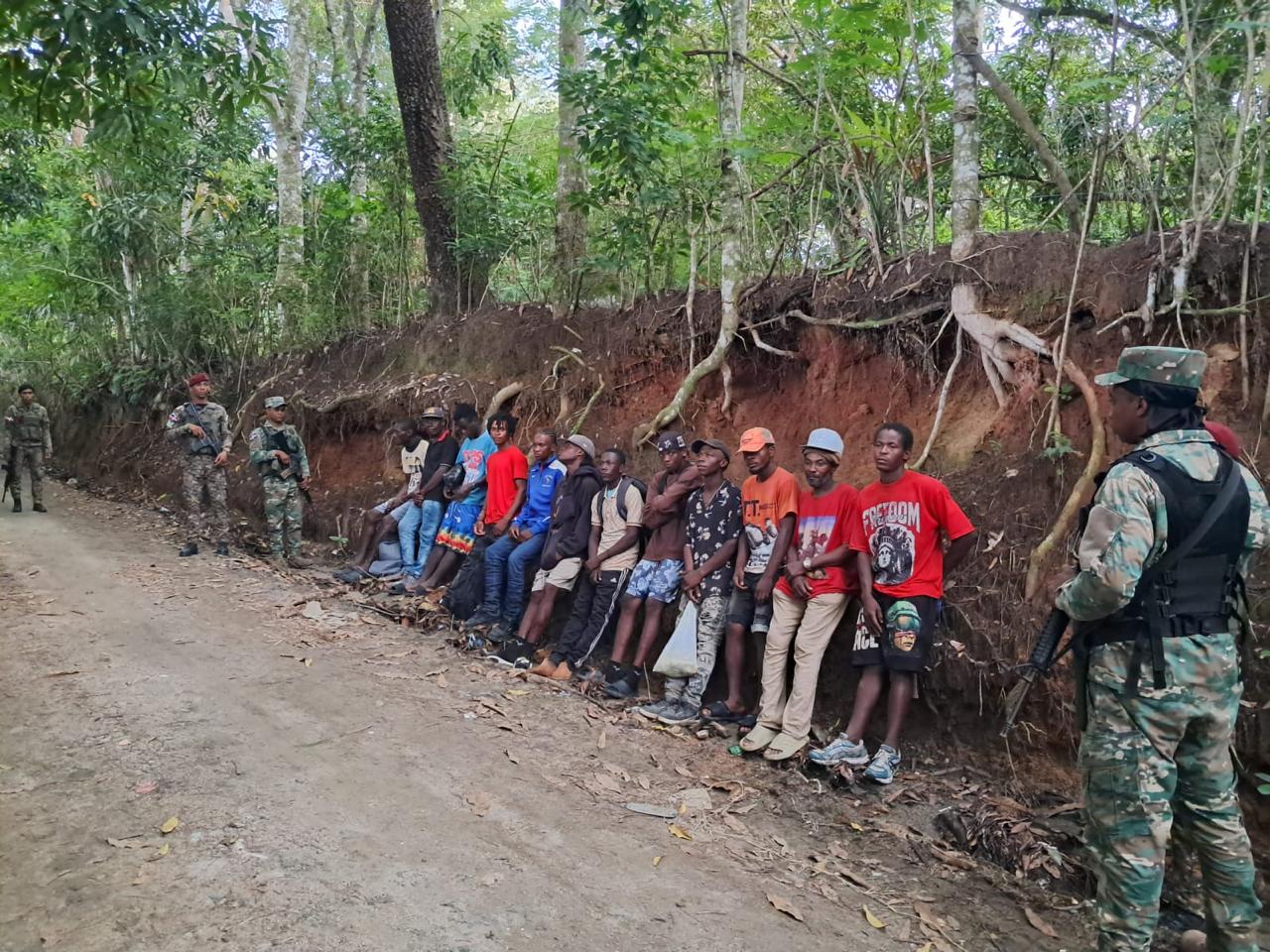 Ejército detiene a 26 haitianos indocumentados y un dominicano durante operativos en Loma de Cabrera