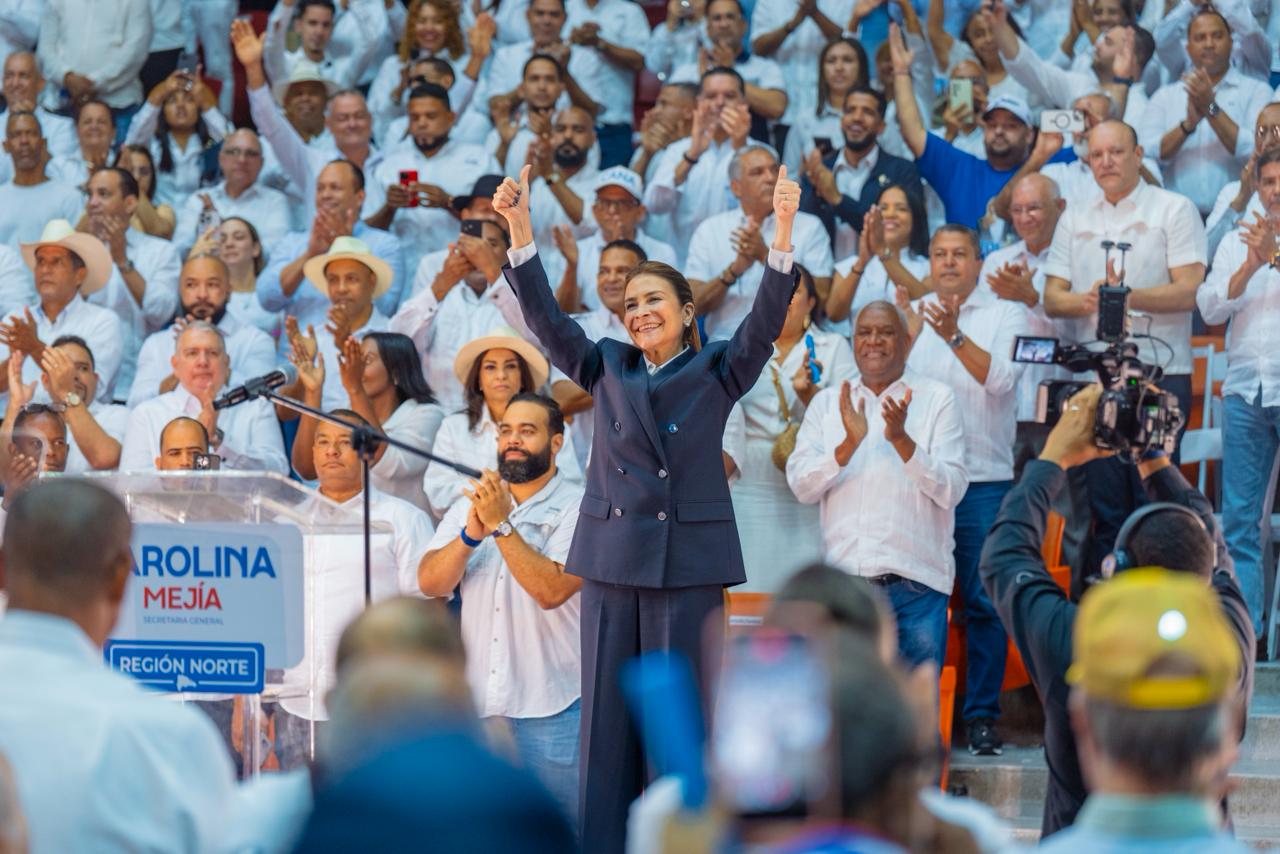 Carolina Mejía culmina recorrido nacional en Santiago
