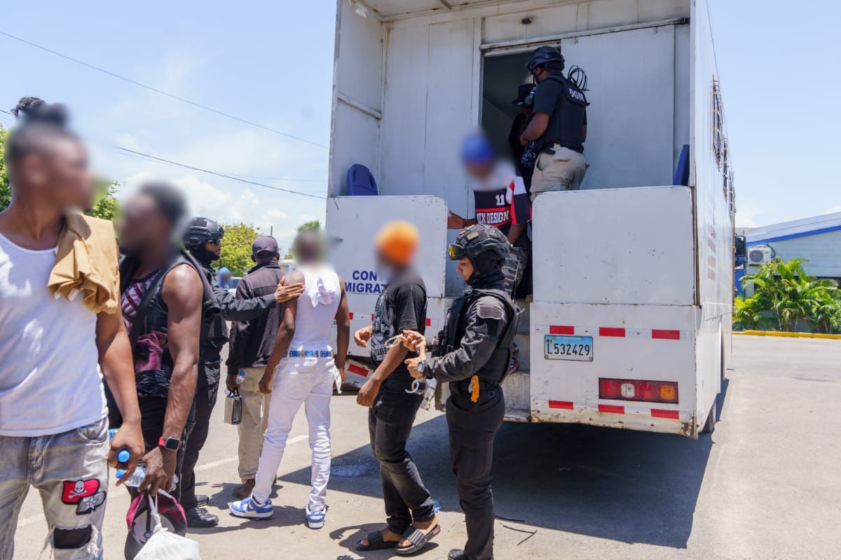 Migración detuvo 957 extranjeros este lunes y deportó 967 personas por la frontera con Haití