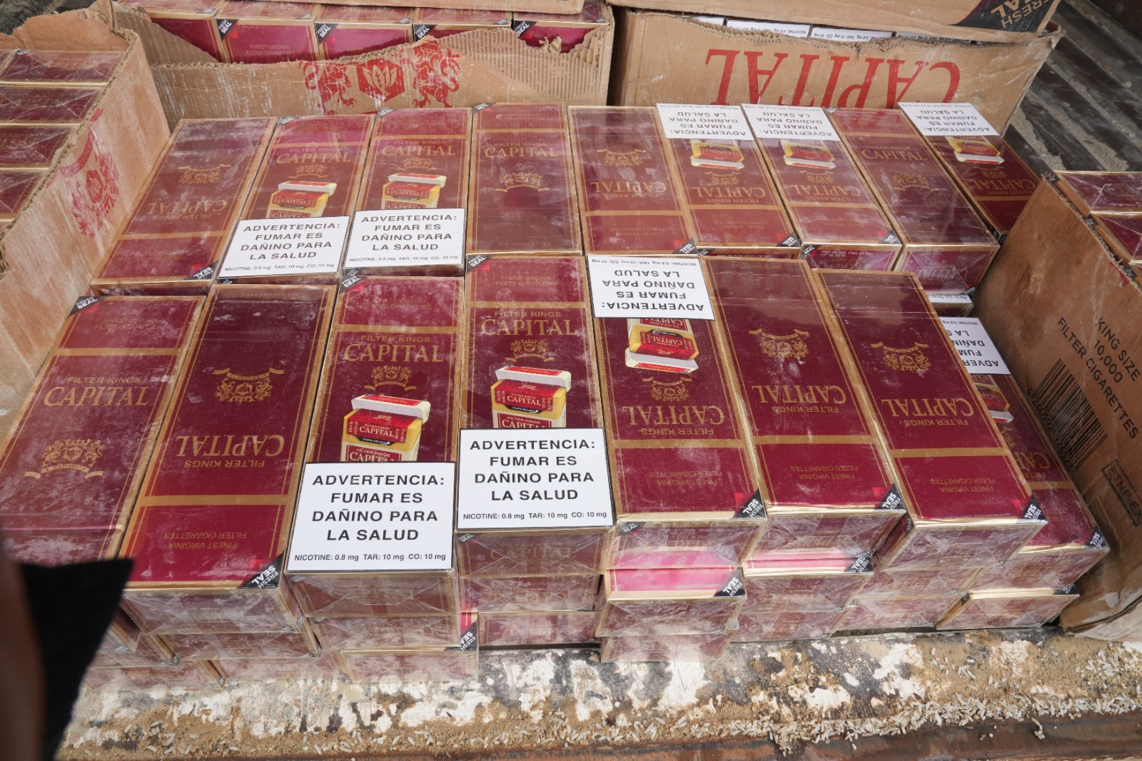 Arrestan a tres hombres tras ocuparles 100 mil cigarrillos de contrabando en SDO