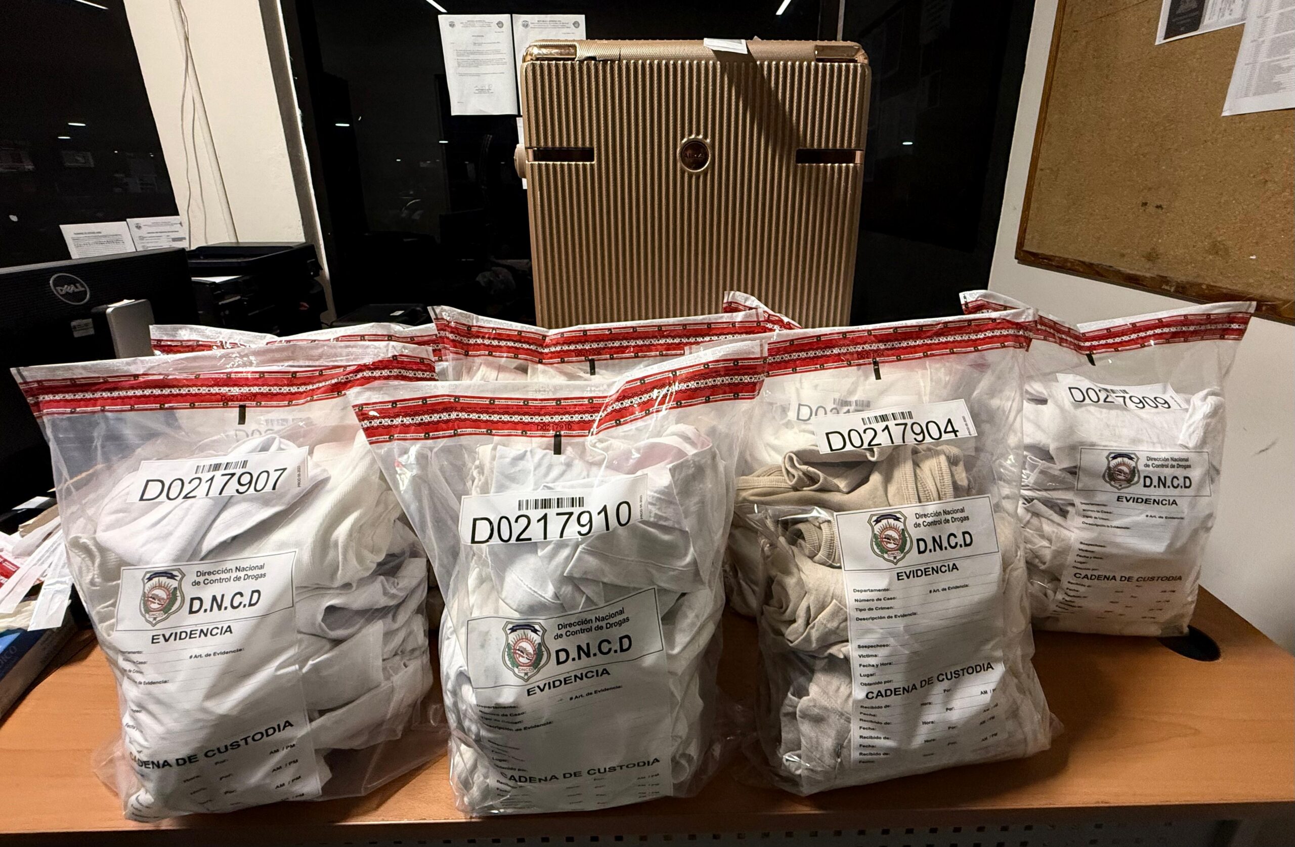 Arrestan extranjera en el AILA con 49 prendas impregnadas de presunta cocaína