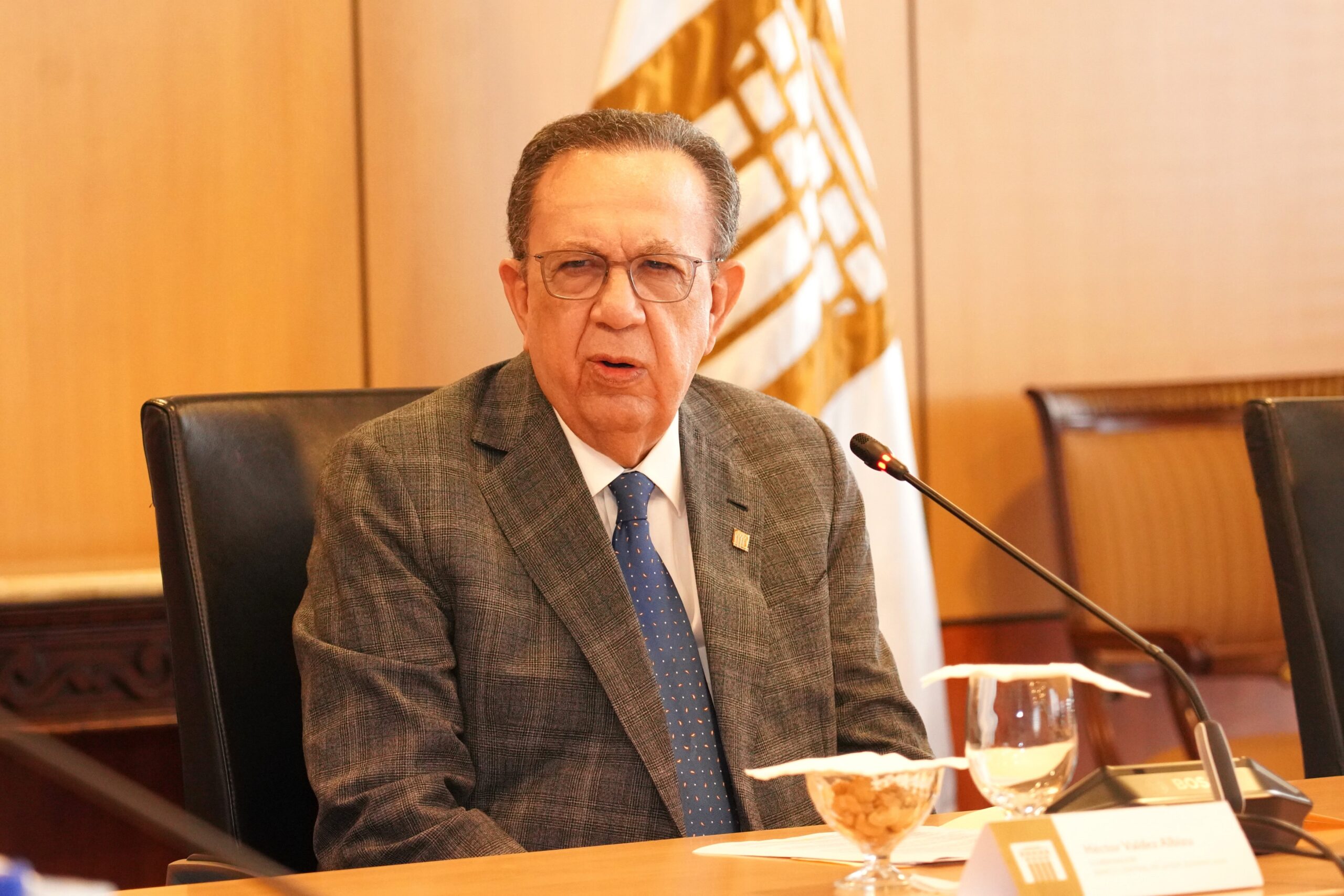 Valdez Albizu se reúne con banqueros para evaluar impacto de crisis en Medio Oriente sobre economía dominicana