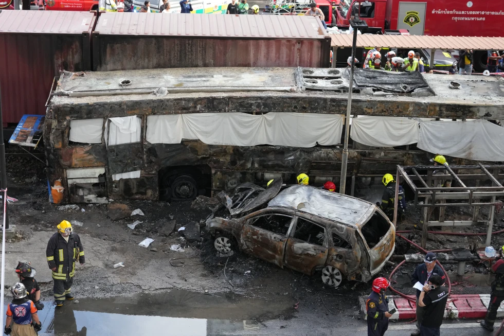 Tren de mercancías choca contra autobús público en paso a nivel en Bangkok y deja 8 muertos