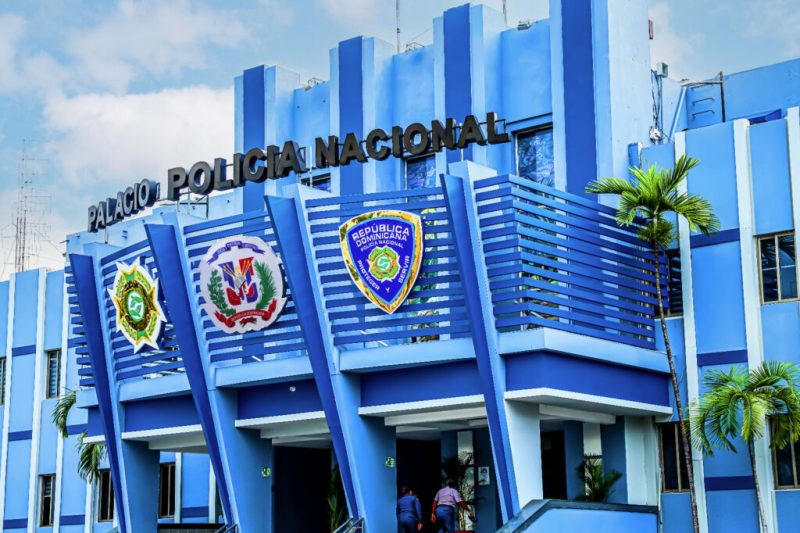Policía investiga muerte de hombre tras caer desde el cuarto piso de Plaza Central