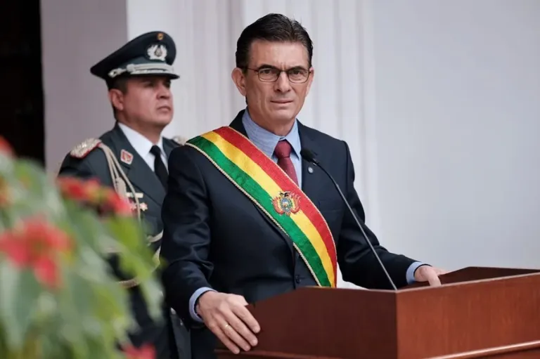 El presidente de Bolivia reducirá a la mitad su salario y el de sus ministros, en medio de conflictos