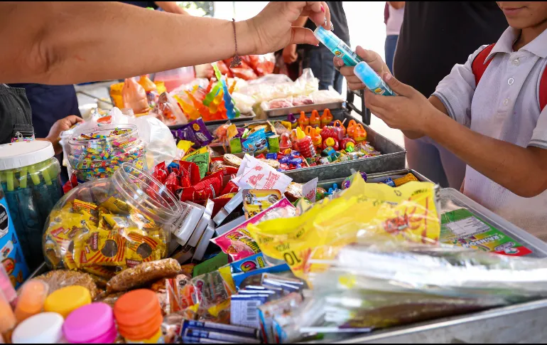 Diputados aprueban proyecto que prohibiría refrescos y comida ultraprocesada en escuelas