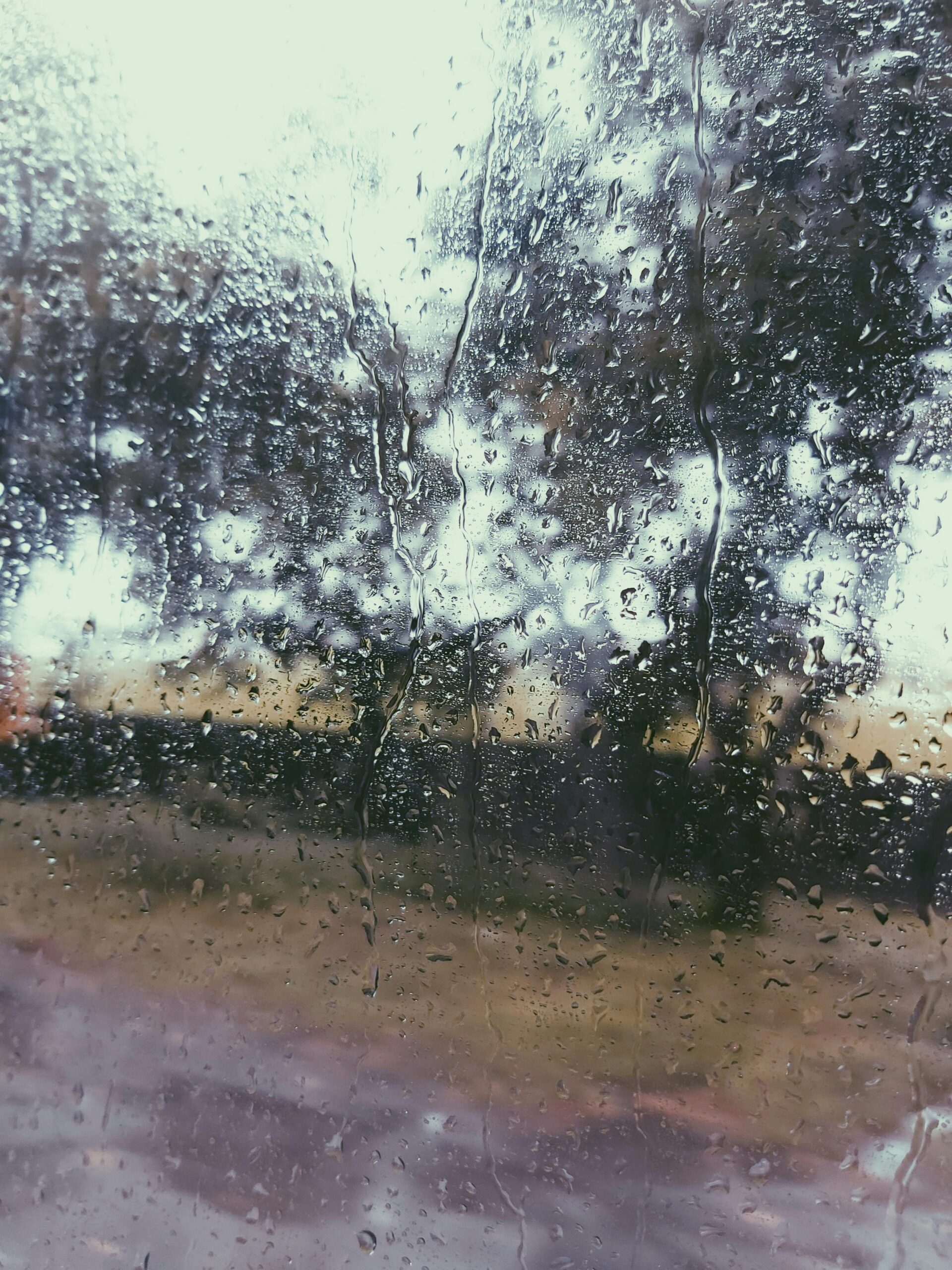 Vaguada provocará fuertes aguaceros esta tarde con tormentas y ráfagas de viento