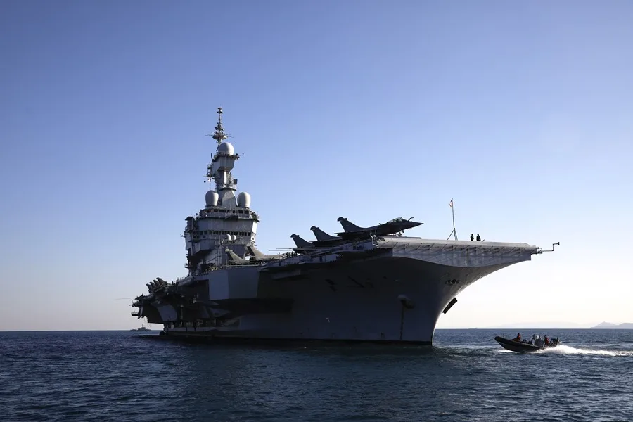 Francia envía a su portaviones al estrecho de Ormuz para preparar una operación defensiva