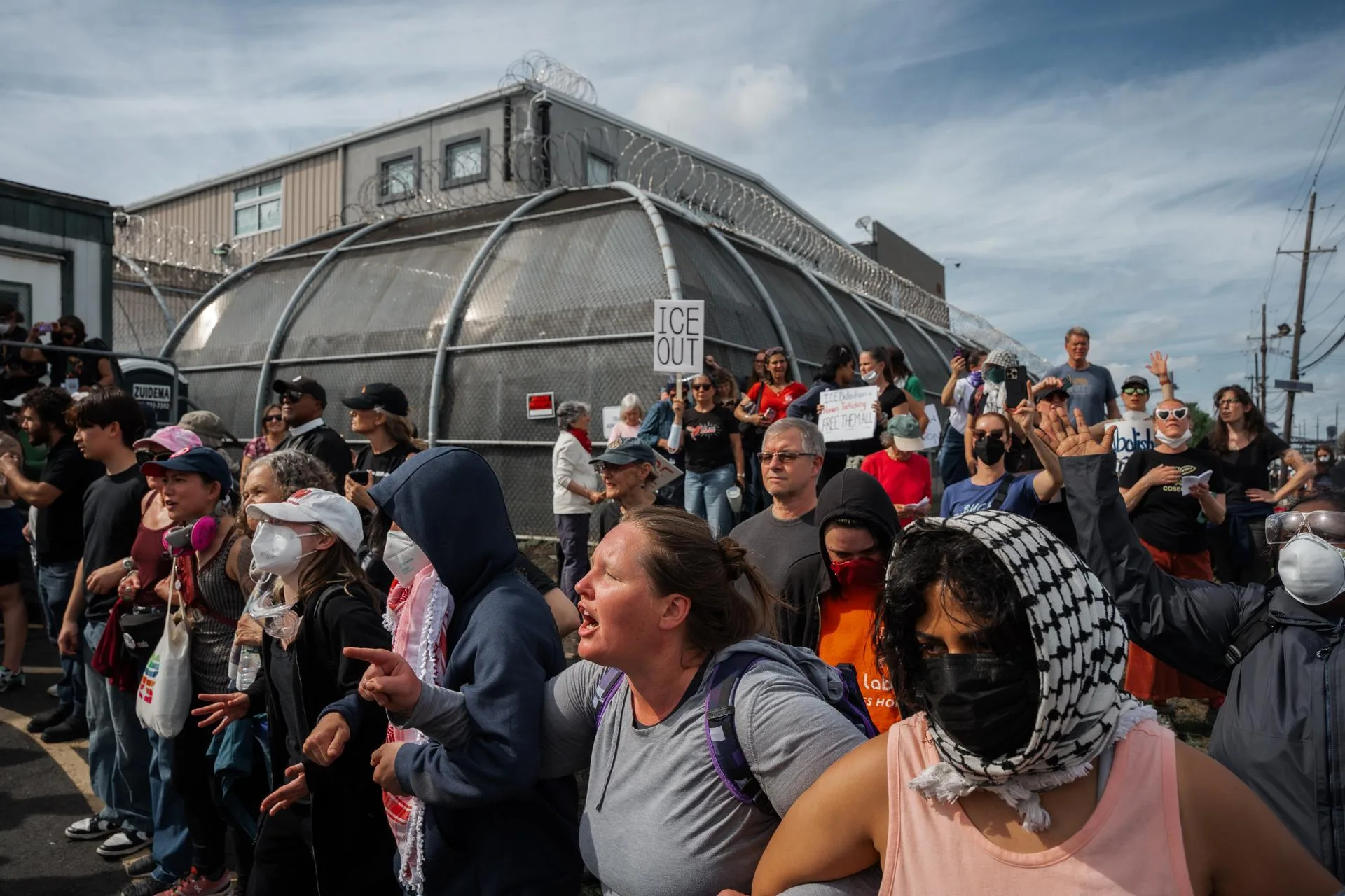 La huelga de inmigrantes en un centro del ICE en Nueva Jersey se prolonga tras enfrentamientos