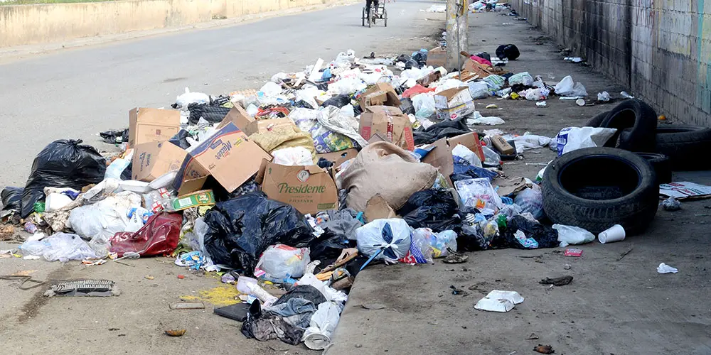 Piden arrestos contra quienes lancen basura en las calles de Santo Domingo Oeste