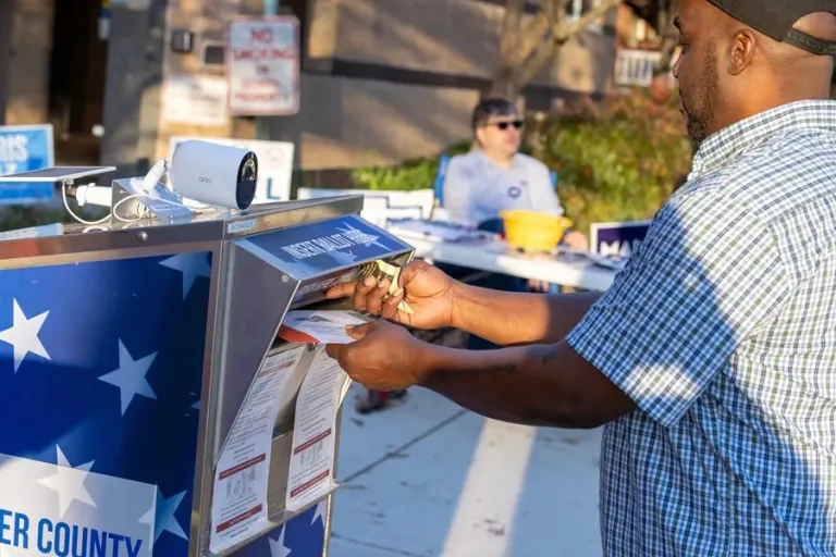 Un juez rechaza bloquear la orden de Trump para limitar el voto por correo