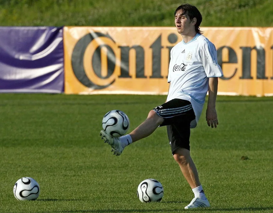 Veinte años después de su primer gol en un Mundial, Messi vuelve a ilusionar a Argentina
