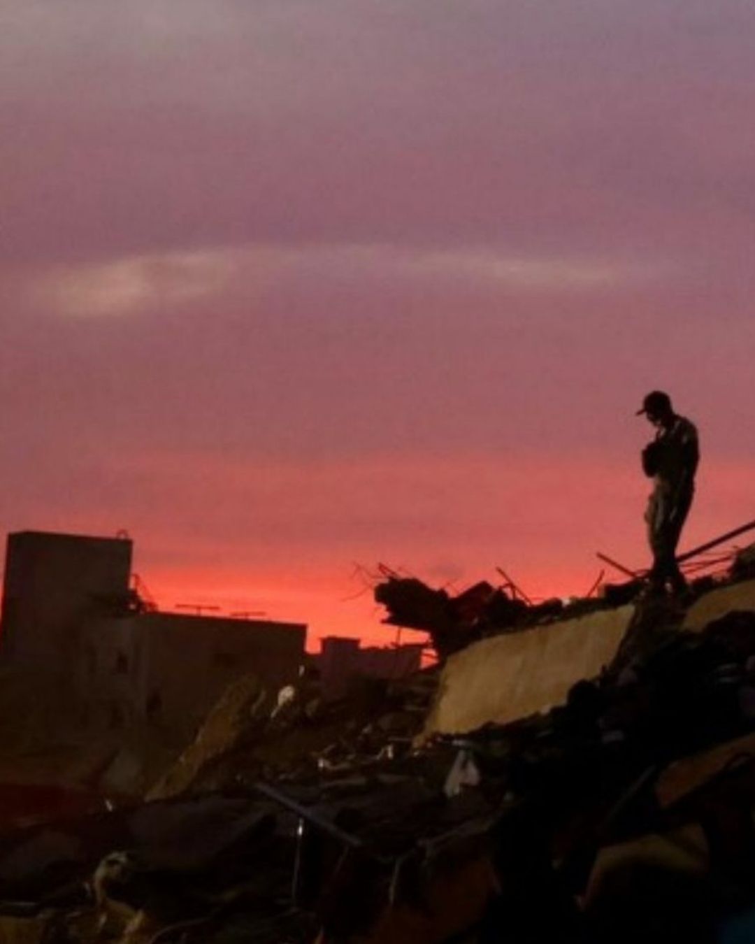 El cielo de Caracas se tiñe de rojo y despierta asombro en Venezuela