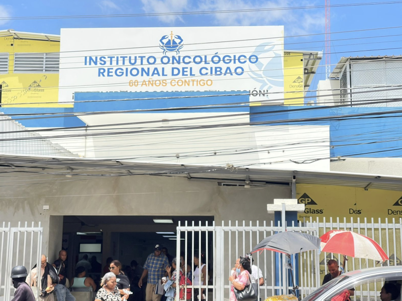 Allanan y arrestan a exdirectivos del Instituto Oncológico Regional del Cibao