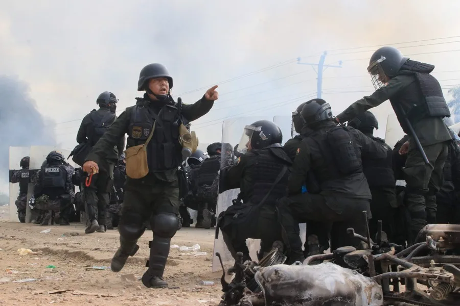 Al menos dos policías resultan heridos por disparos durante un intento de desbloqueo en Bolivia