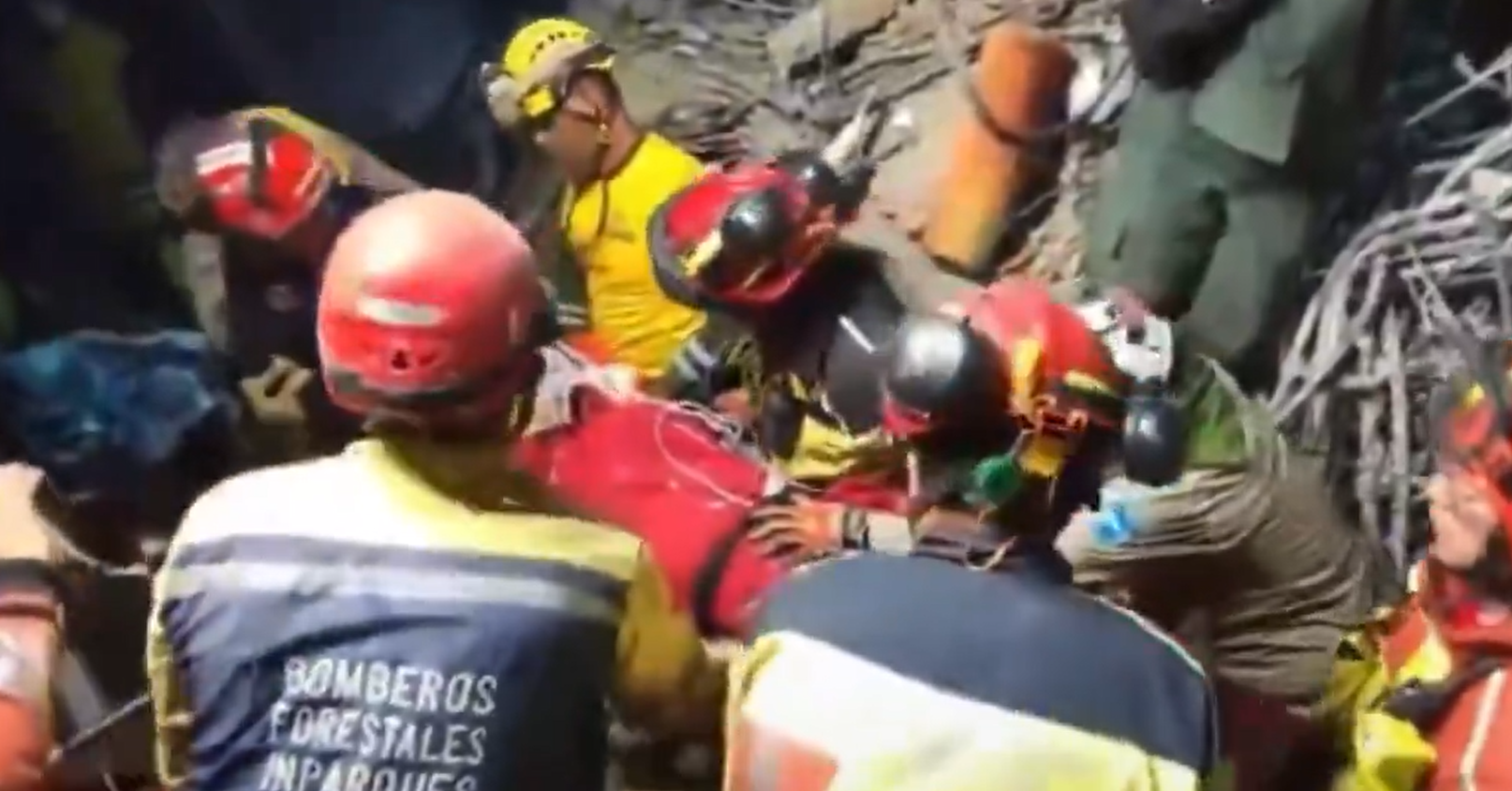 Milagro entre los escombros: hallan con vida a un menor cinco días después de los terremotos