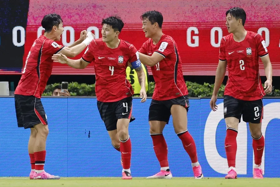 Corea del Sur va de menos a más y derrota 2-1 a la República Checa, en el debut de ambos