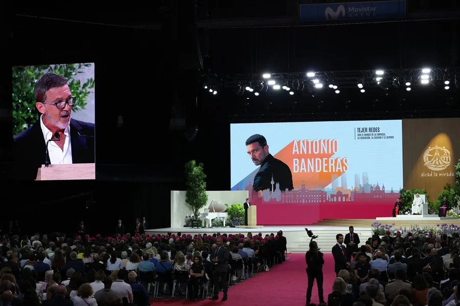 Antonio Banderas ante el papa: «Confieso que soy víctima del hechizo de Dios»
