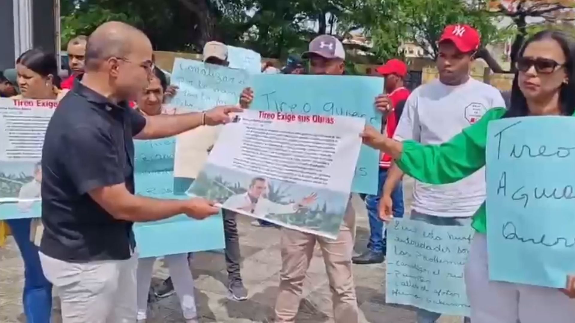 Alcalde de Tireo protesta frente al Palacio Nacional para exigir ejecución de obras prometidas desde 2022