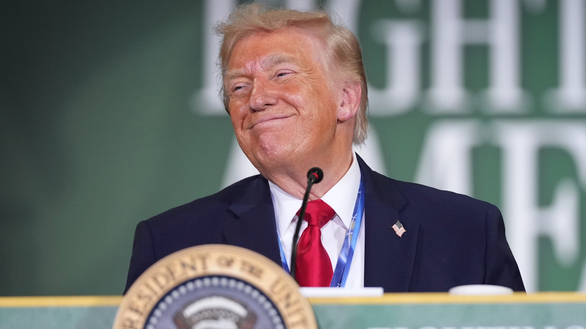 Trump amenaza con atacar “muy fuerte” a Irán y tomar control de su industria petrolera