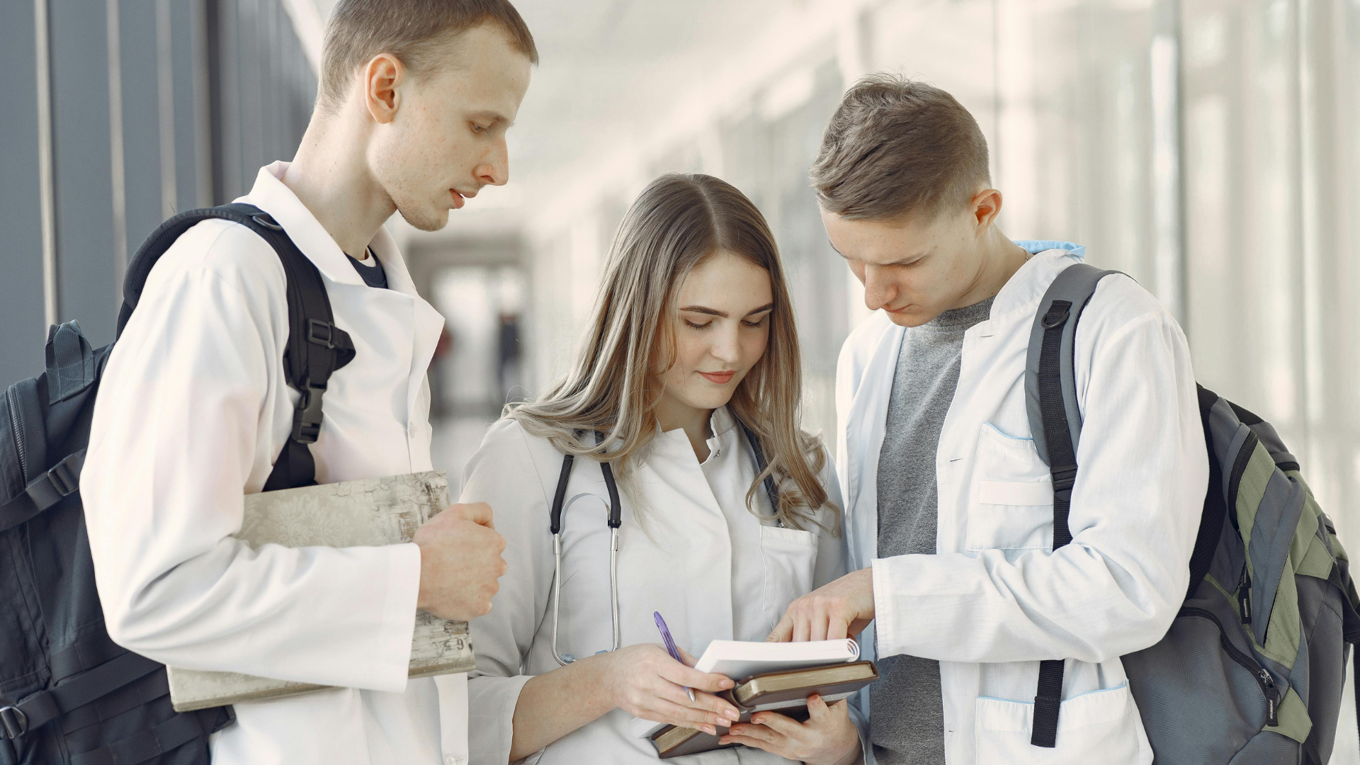 ¿Eres profesional de la salud y estudiaste fuera? RD cambia reglas para validar títulos extranjeros