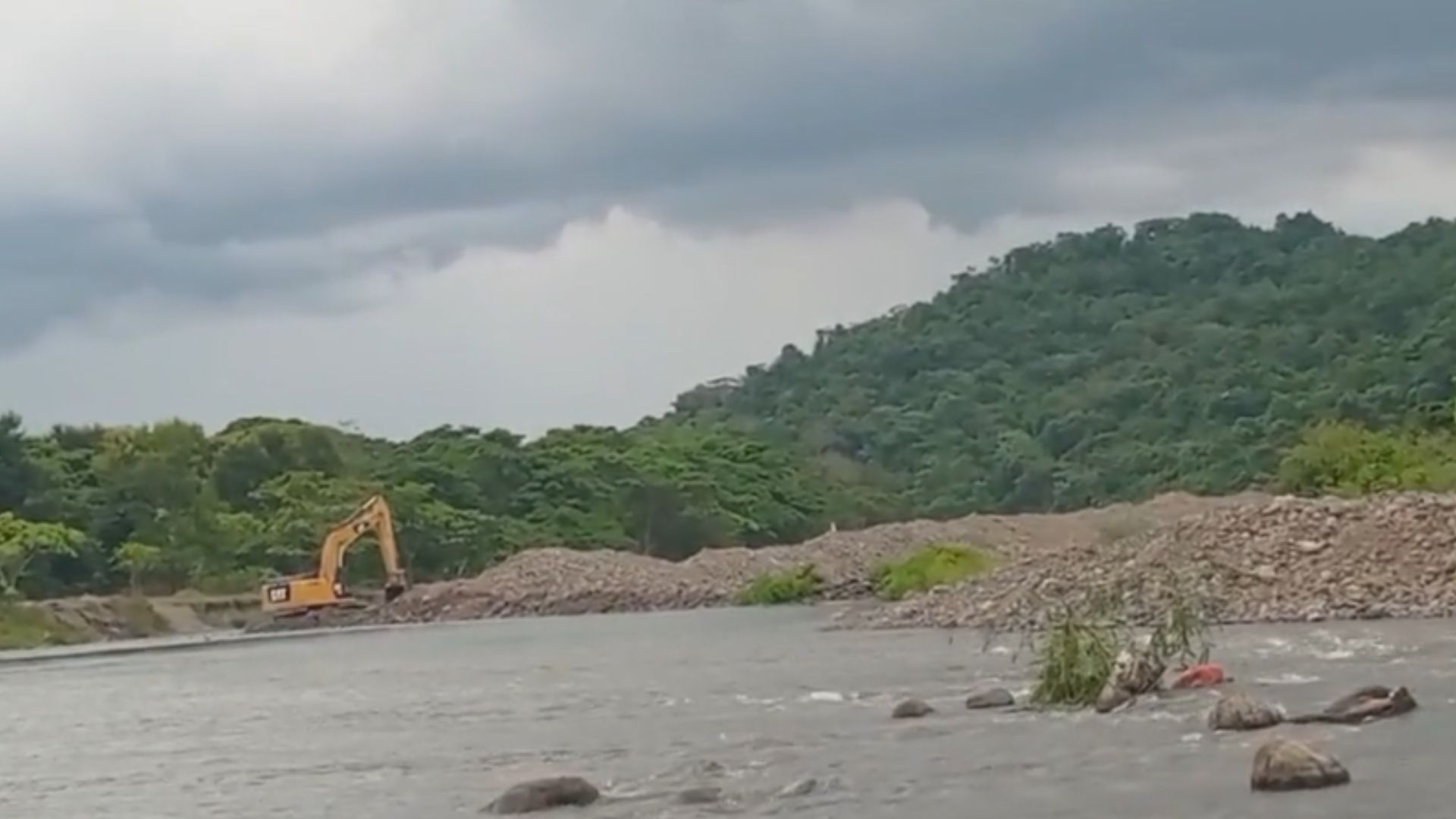 Diócesis de La Vega denuncia extracción de materiales en el río Yuna y exige intervención de las autoridades