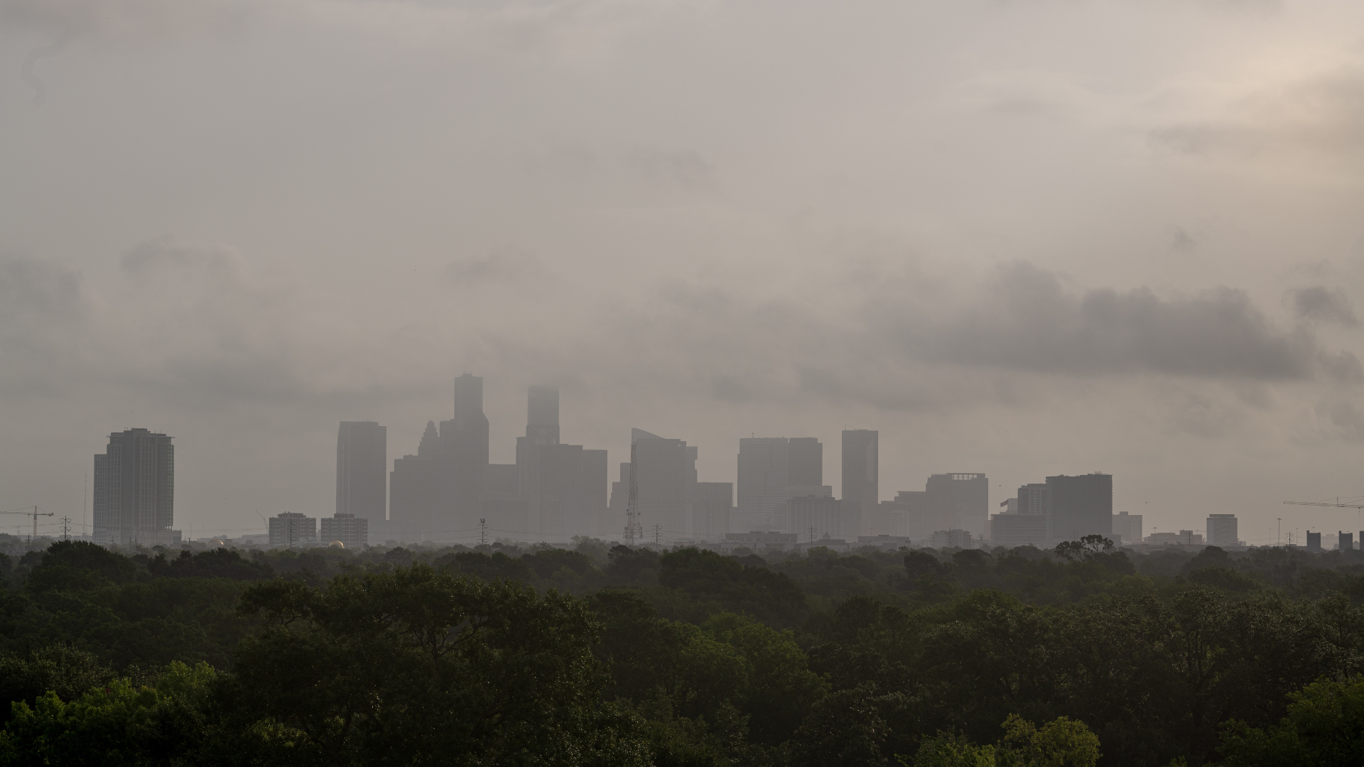 Pronostican calor y pocas lluvias este martes por polvo sahariano
