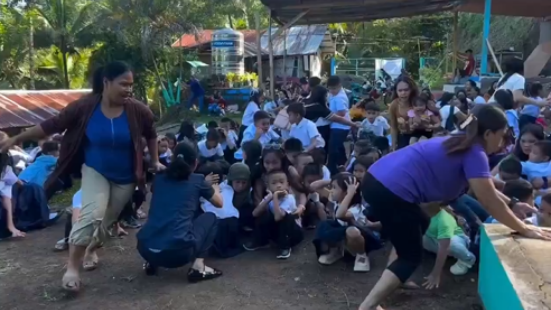 Video capta el pánico de estudiantes durante sismo de magnitud 7.8 en Filipinas
