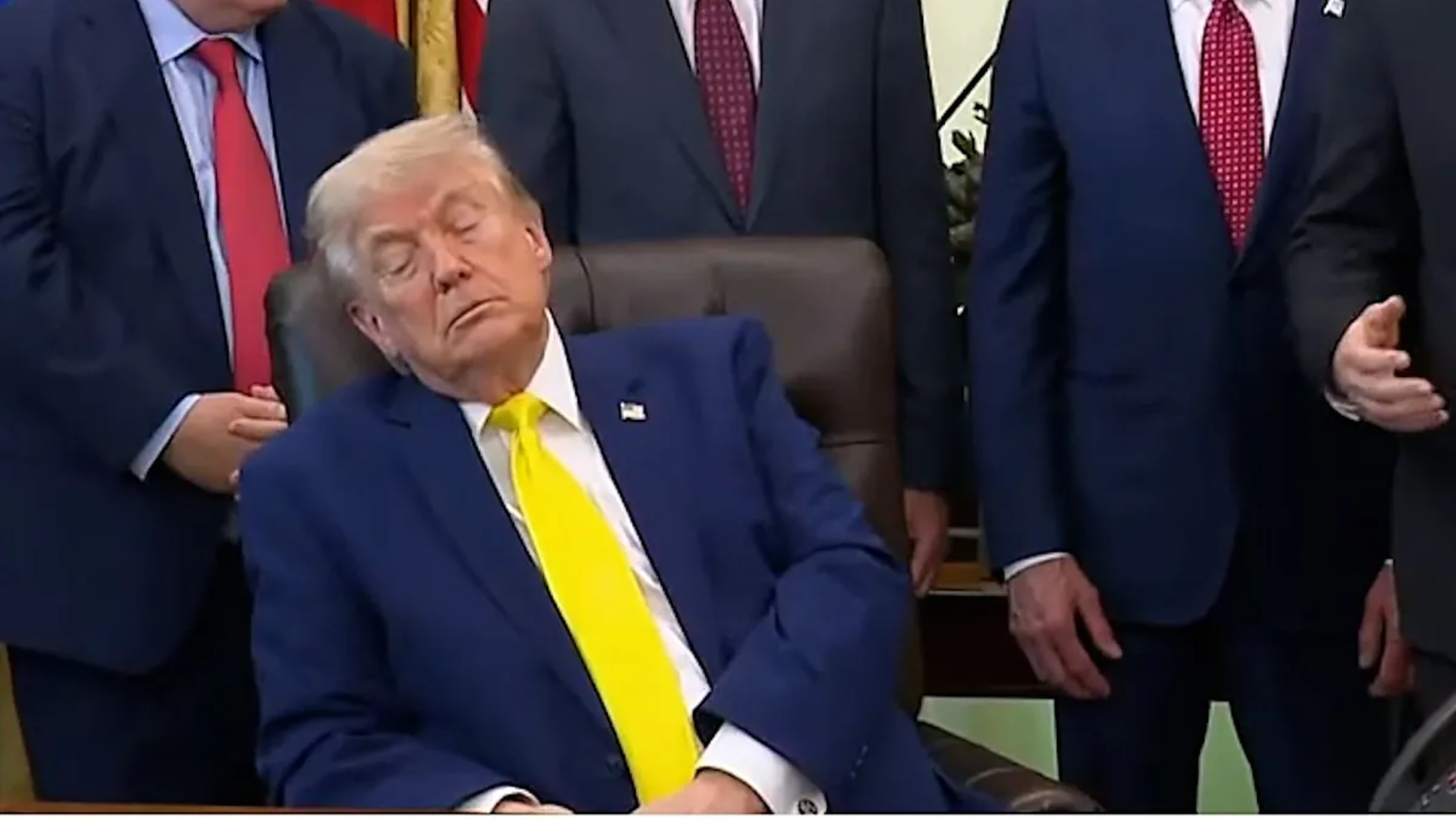 ¿Qué pasó con Trump? Imágenes en las que parece dormido generan miles de reacciones