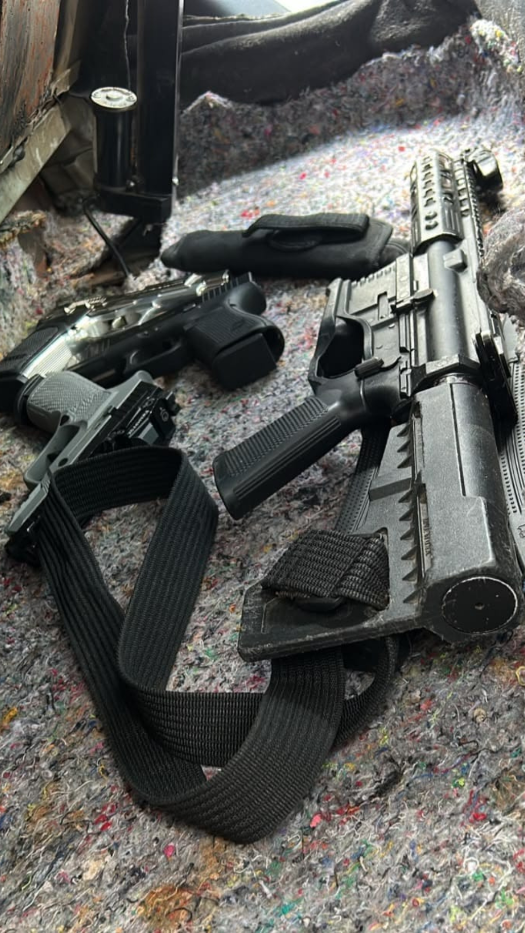 Ocupan fusil, cinco armas de fuego y siete motocicletas durante allanamiento en Peravia