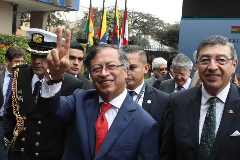 Petro se anticipa y celebra un supuesto triunfo de la izquierda en las presidenciales de Perú