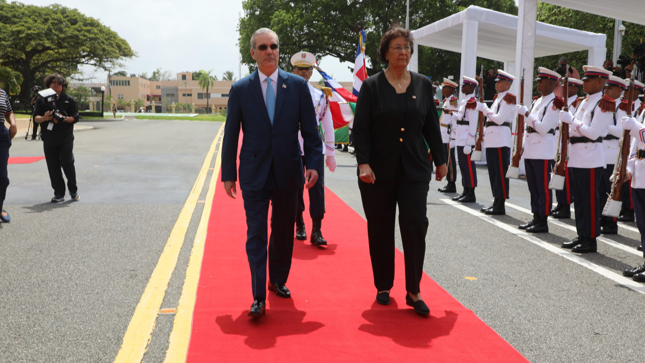 La historia de la epidemióloga Jennifer Geerlings-Simons, primera presidenta en Surinam que está de visita en RD