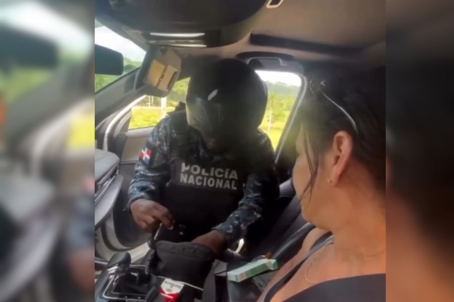 Policía investiga a agentes por revisión irregular a turistas captada en video viral