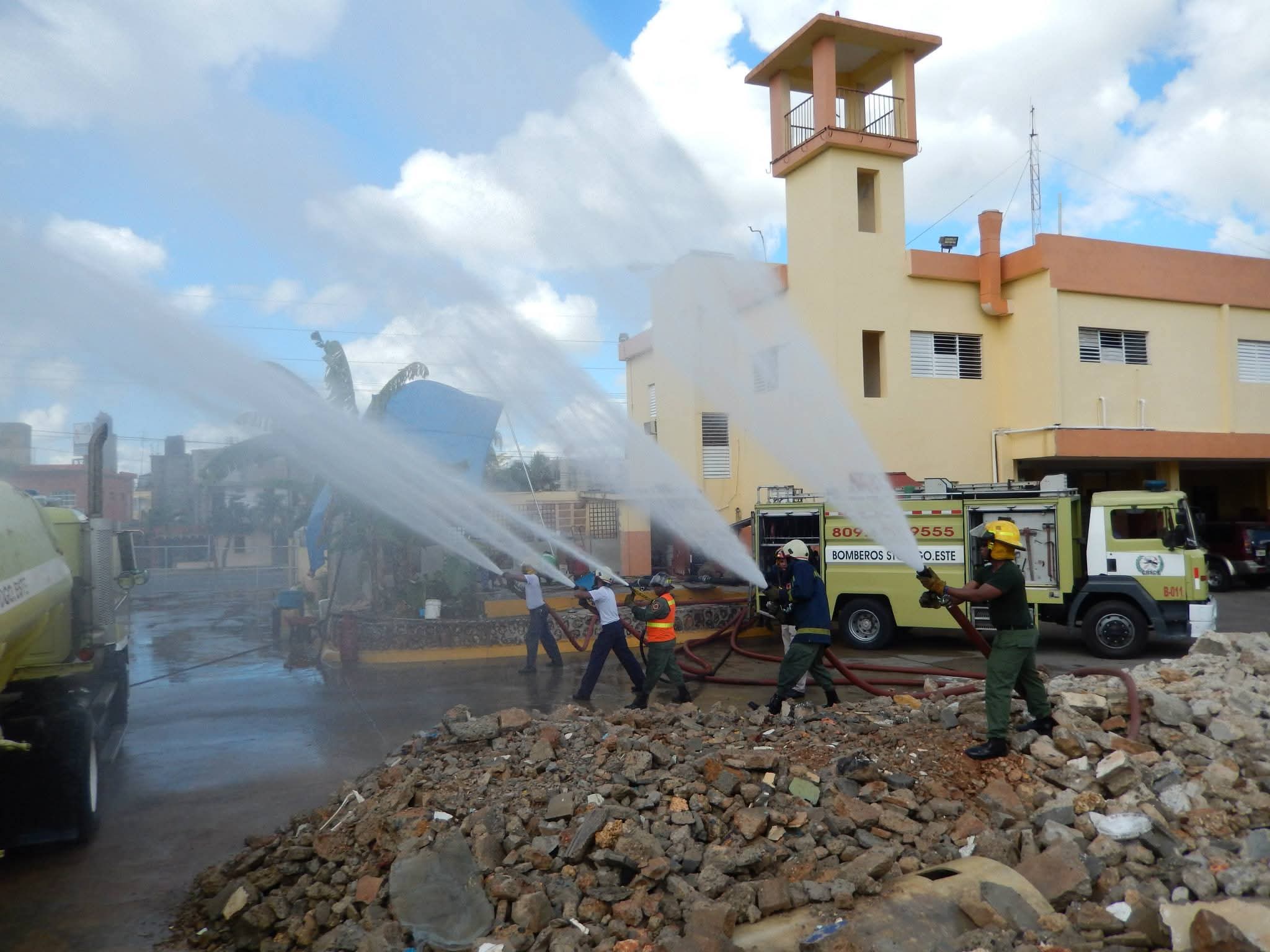 Cuerpos de rescate trabajan para controlar fuego en Bayahibe