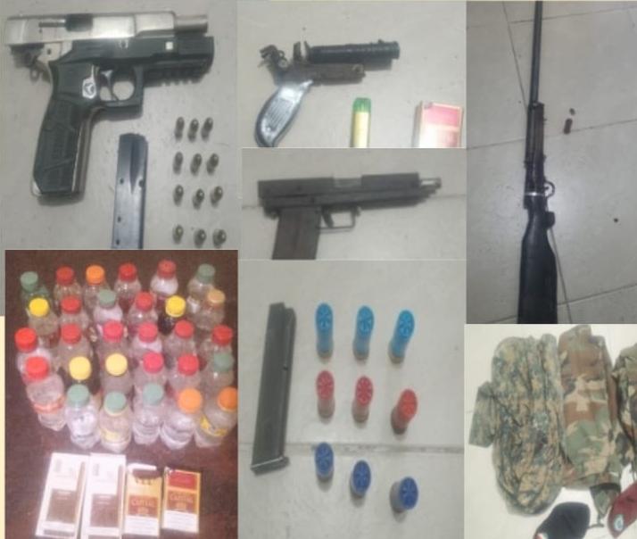 Ocupan armas, pertrechos militares y ron adulterado en allanamientos en Barahona y Cabral