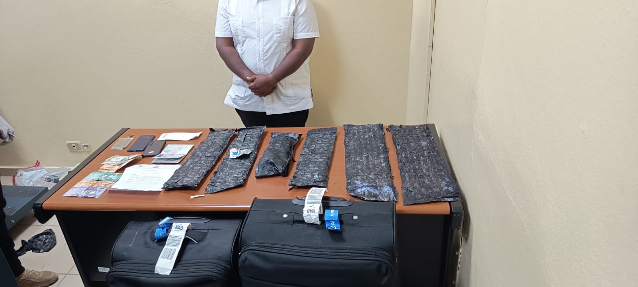 Arrestan ciudadano haitiano-estadounidense con seis láminas de presunta cocaína escondidas en equipaje