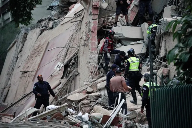 Carolina Mejía ofrece al Grupo Hurón para labores de rescate