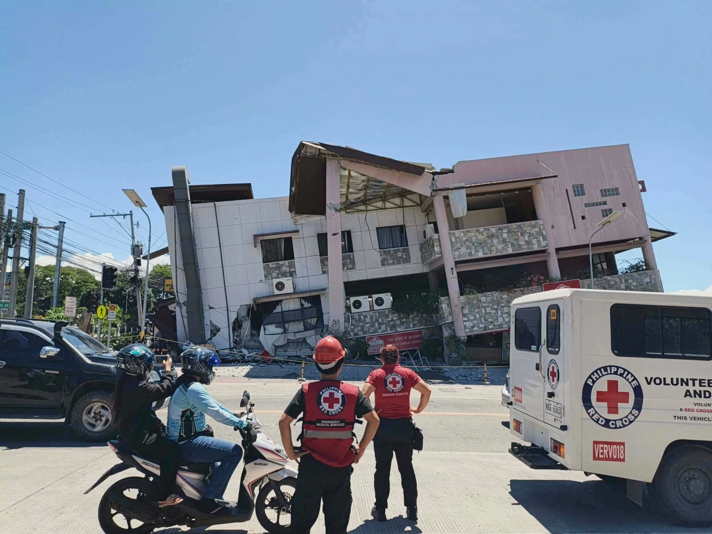 Terremoto en Filipinas mata al menos a 35, derrumba edificios y provoca pequeño tsunami