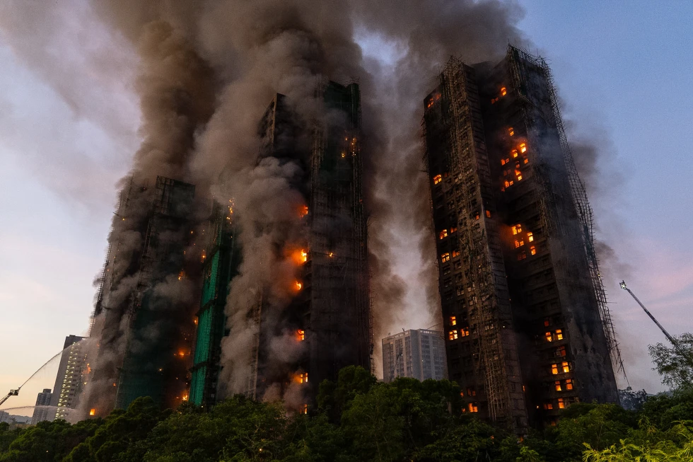 Hong Kong presenta cargos contra 7 personas y 2 empresas por el enorme incendio que mató a 168