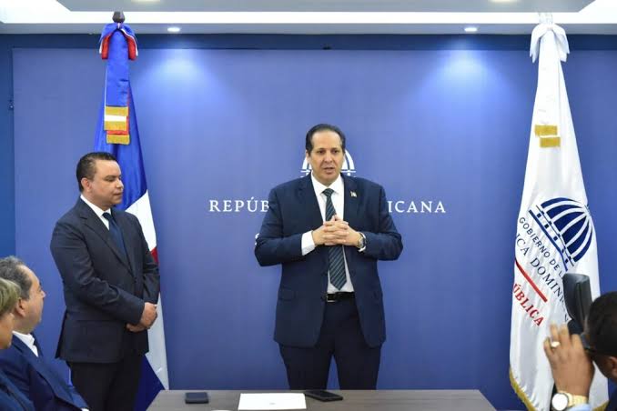 Autoridades aseguran que no pretenden aumentar las horas de trabajo de las enfermeras