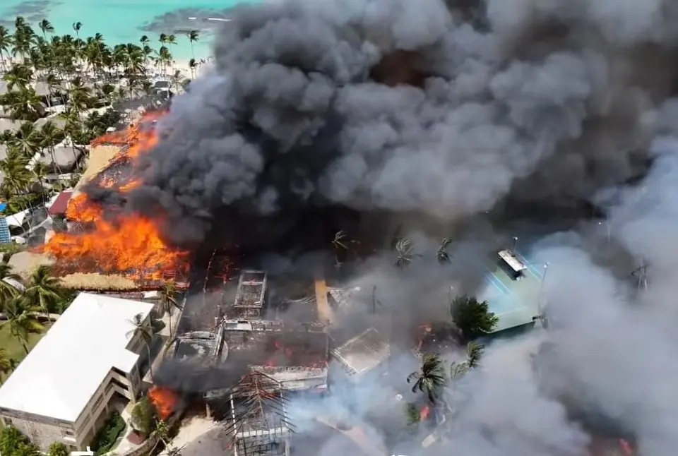 Evacúan a 1,690 personas por incendio en complejo turístico de Bayahibe