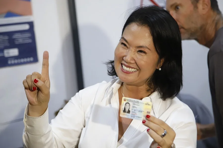 Fujimori se aleja de Sánchez y su ventaja supera los 18.000 votos al 98,59 % del escrutinio en Perú