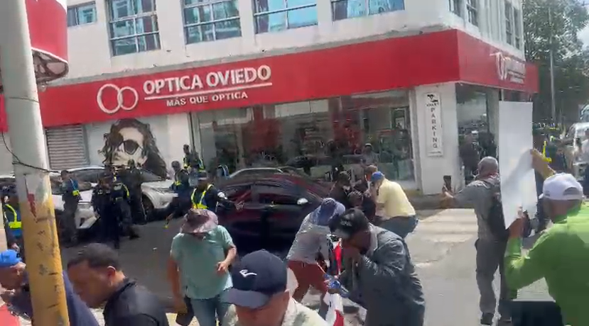 ¡A bombazos! Dispersan a profesionales agropecuarios marchaban al Palacio