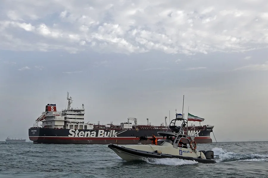 El Ejército iraní anuncia que cierra el estrecho de Ormuz «por completo»