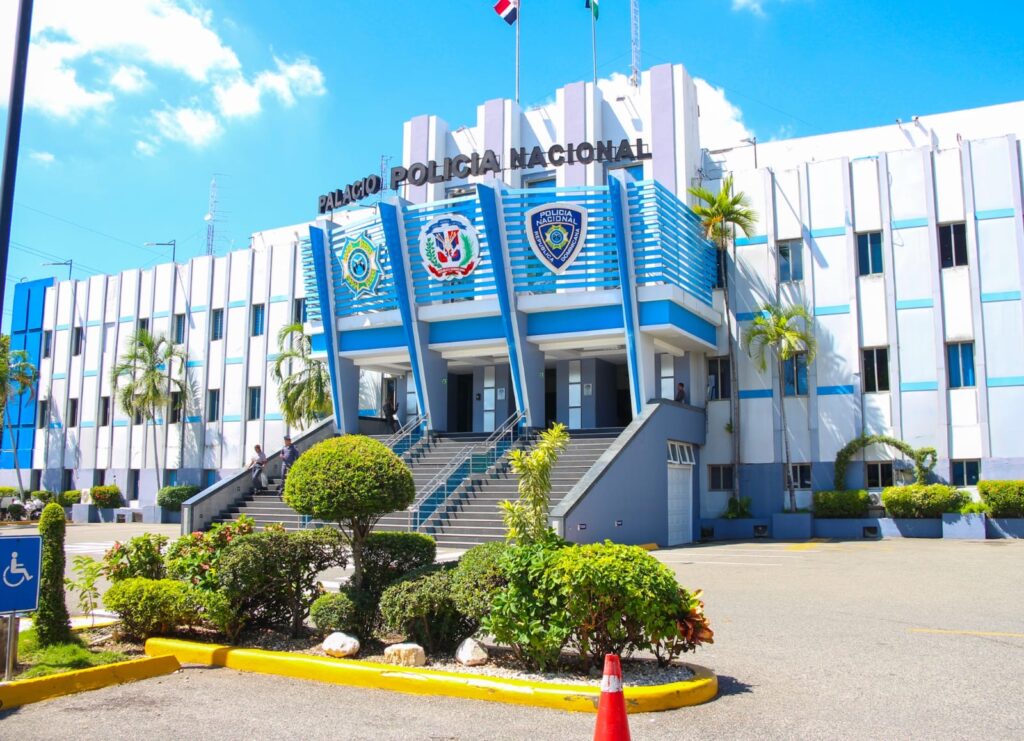 Investigan muerte de madre e hijo hallados sin vida en torre del ensanche Piantini, DN