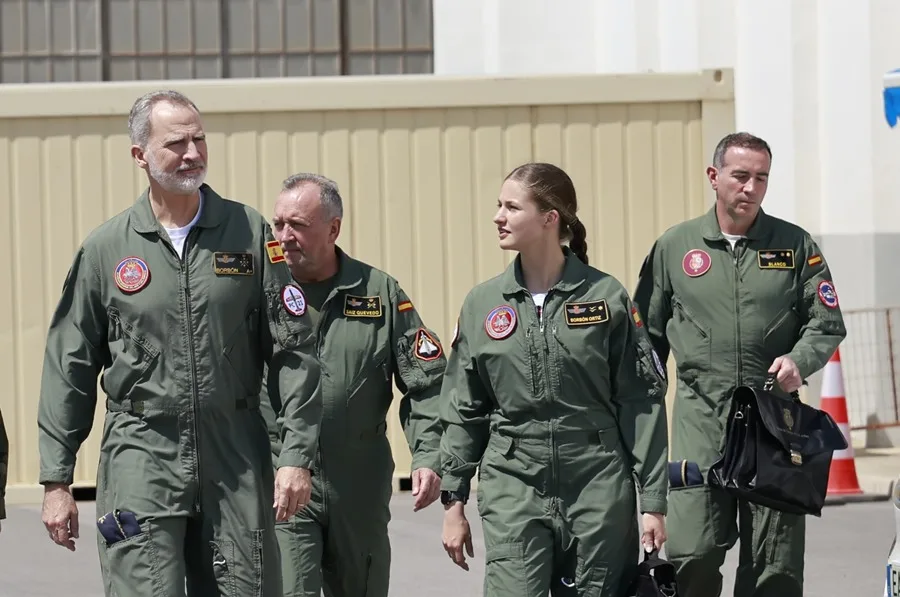 El rey y la princesa de Asturias vuelan juntos en dos PC-21 en la Academia de San Javier